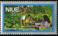 Niue 1978 - serie Attività locali - sfondo argento: 35 c